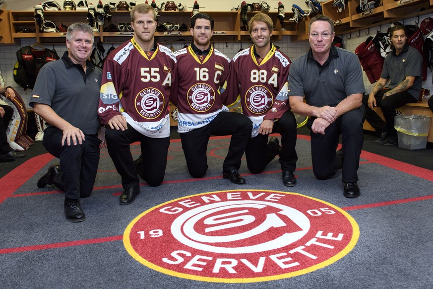 Louis Matte, l’entraineur assistant, Daniel Vukovic, joueur, Jim Slater, le nouveau Capitaine du Geneve-Servette Hockey Club, Kevin Romy, joueur et le coach du Geneve Servette HC, Chris McSorley, de g ...