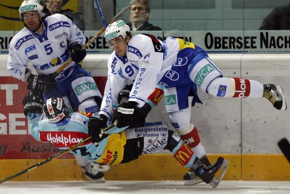 Patrick Sutter (l.) und&nbsp;Krys Kolanos befördern den Rapperswiler Samuel Friedli aufs Eis.