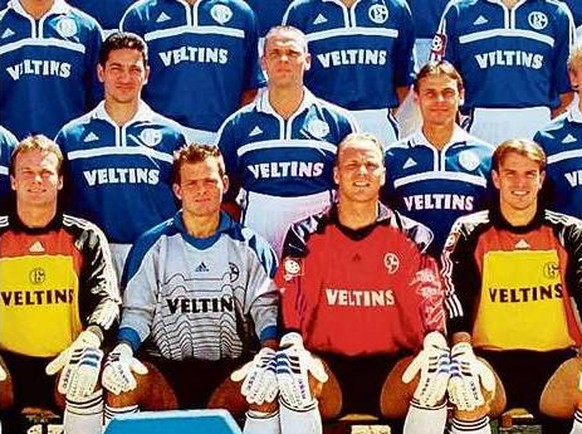 Im Jahr 2000 sorgte Thorsten Legat mit dieser Aktion für Aufsehen. Beim offiziellen Teamfoto von Schalke 04 zog er sich die Hosen bis fast unter die Achseln. Bemerkt hatte es zu Beginn niemand. Der Fo ...