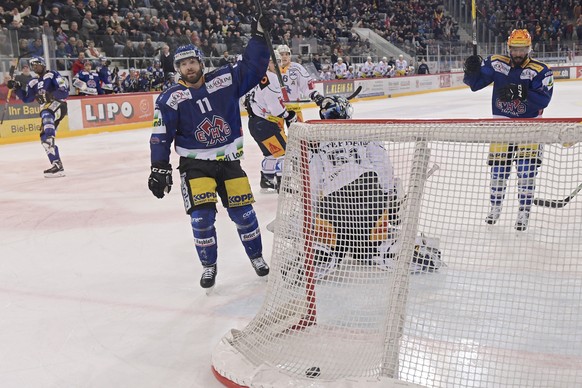 Biels Dave Sutter, Jacob Micflikier und Robbie Earl, von links, jubeln nach Sutters Tor zum 1:0, im Eishockey Meisterschaftsspiel der National League A zwischen dem EHC Biel und den EV Zug, am Diensta ...