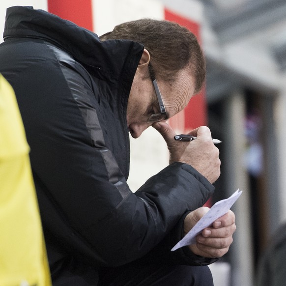 Fribourgs Trainer Larry Huras waehrend dem Eishockey-Qualifikationsspiel der National League A zwischen dem HC Fribourg-Gotteron und dem HC Davos, am Samstag, 14. Januar 2017, in Fribourg. (KEYSTONE/A ...