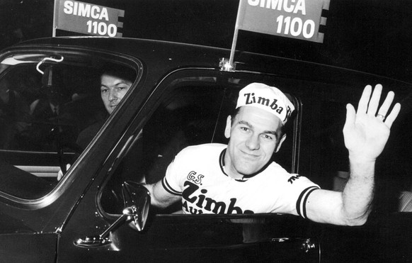 Fritz Pfenninger, rechts, gewinnt am 5. Dezember 1967, zum 40. Mal ein Auto im traditionellen 'Kaisersprint' im Hallenstadion am Zuercher Sechstagerennens. (KEYSTONE/Str) === ===