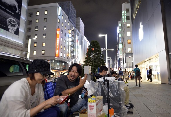 In Tokyo hat das Warten bereits begonnen.