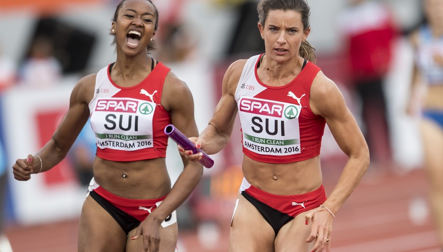 Die Schweizer 4x100m-Staffel an der Leichtathletik-EM in Amsterdam auf dem Weg zum Landesrekord.