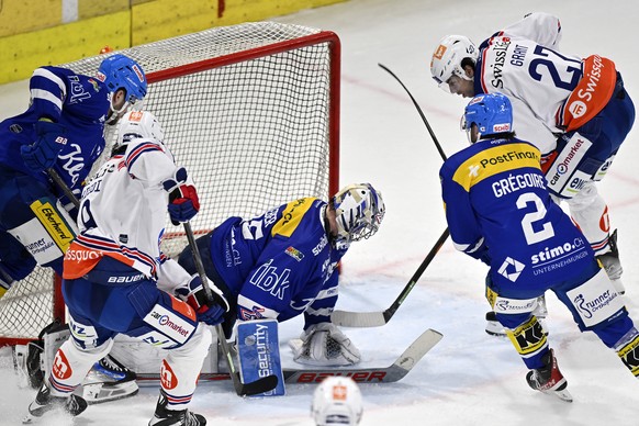 Nachrichten Linkding Der Zuercher Derek Grant (Nr.27) schiesst das 0-1 beim Eishockey Playoff 1/4 Final-Spiel der National League EHC Kloten gegen die ZSC Lions in der Swiss Arena in Kloten am Samstag, 15. Maerz 2025. (KE ...