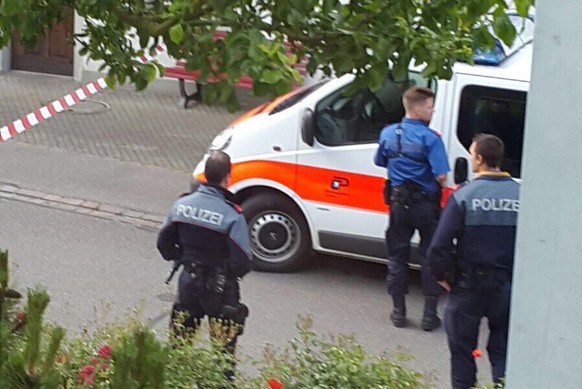 Verhaftungen im Raum Rafz: Die Polizei sperrte das Gebiet am Dienstag grossräumig ab.