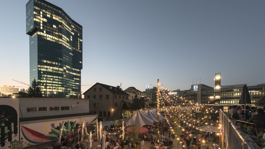 Frau Gerolds Garten in Zurich combines an open-air market garden, art and design market and a restaurant right in the city, pictured on April 26, 2013. (KEYSTONE/Christian Beutler)

Frau Gerolds Garte ...