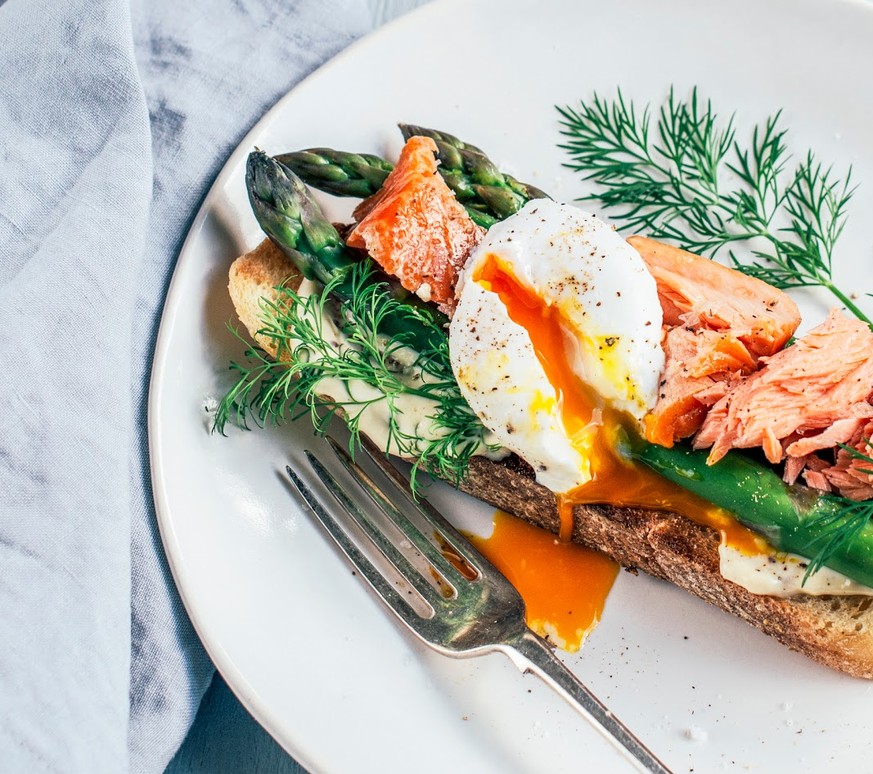 ciabatta vollkorn lachs spargeln pochierte ei dill gesund vitamin B essen spargel food fisch vegi http://www.fromthekitchen.co.nz/2014/10/hot-smoked-salmon-asparagus-and-poached.html#.WaAZcJMjGV4