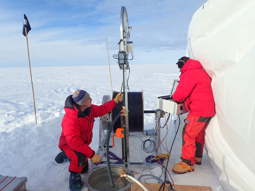 Probebohrung bei -31° Celsius in Grönland:&nbsp;In eineinhalb Stunden kam das Team 20 Meter tief.