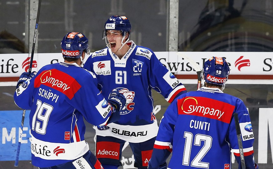 ZSC Lions Stuermer Fabrice Herzog, Mitte, feierte seinen Treffer zum 1-1 Ausgleich mit Reto Schaeppi, links, und Luca Cunti, rechts, waehrend dem Eishockey-Meisterschaftsspiel der National League A zw ...