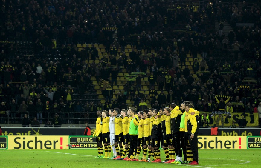 Fans und Spieler stehen nach dem tragischen Todesfall in Dortmund zusammen – und singen.