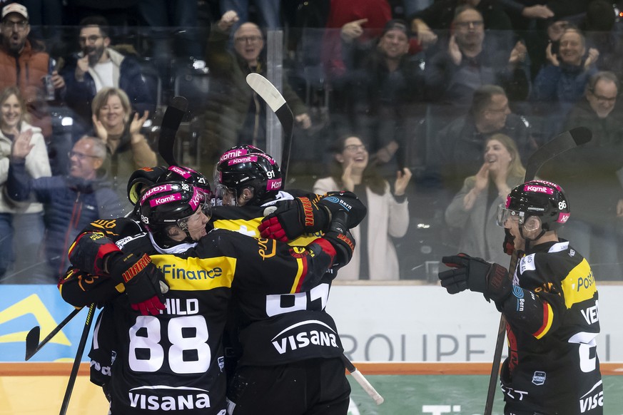 Nachrichten Linkding SCB Spieler jubeln nach ein Tor zum 2-0 von Simon Moser (SCB), beim Eishockey Meisterschaftsspiel der National League zwischen SC Bern, SCB, und Lausanne HC, LHC,, am Freitag, 1. November 2024, in der ...