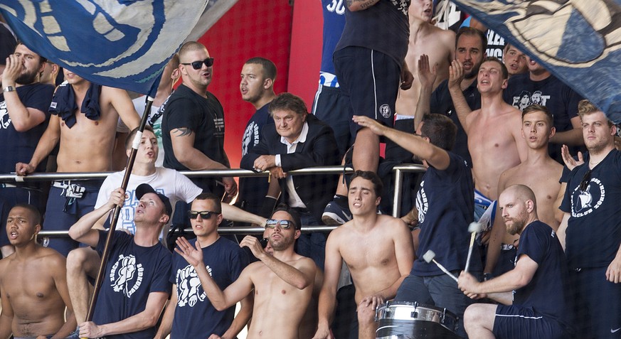 Mitten in der Fankurve: FCZ-Präsident Ancillo Canepa hat die Partie gegen den FC Basel wohl vor dem Abbruch bewahrt.&nbsp;