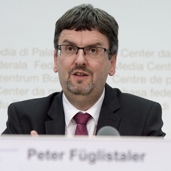 Peter Fueglistaler, Direktor Bundesamt fuer Verkehr (BAV), praesentiert den Verlagerungsbericht des alpenquerenden Gueterverkehrs von der Strasse auf die Schiene am Montag, 7. Dezember 2015, in Bern.  ...