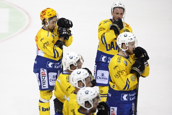 Davos&#039; players react after loosing against Geneve-Servette, during a National League regular season game of the Swiss Championship between Geneve-Servette HC and HC Davos, at the ice stadium Les  ...