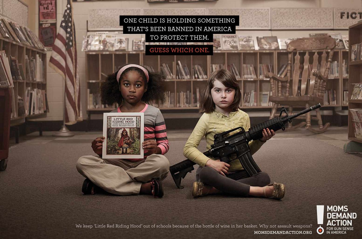 «Ein Mädchen hält etwas in der Hand, das in Amerika verboten ist, um Kinder zu schützen. Raten Sie mal, welches. Wir halten ‹Rotkäppchen› von unseren Schulen fern wegen der Weinflasche in ihrem Körbch ...