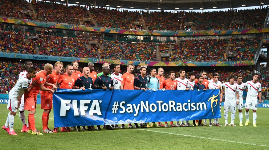 Nein zu Rassismus: Die Spieler von Holland und Costa Rica posieren vor dem WM-Viertelfinal 2014 mit dem Banner der FIFA-Kampagne.