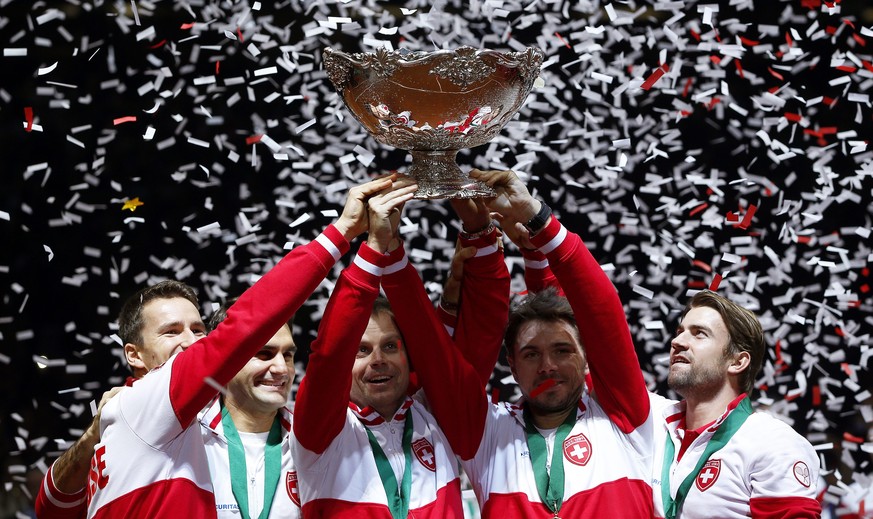 Geschafft! Die Schweizer Davis-Cup-Equipe feiert den historischen Triumph in Lille.