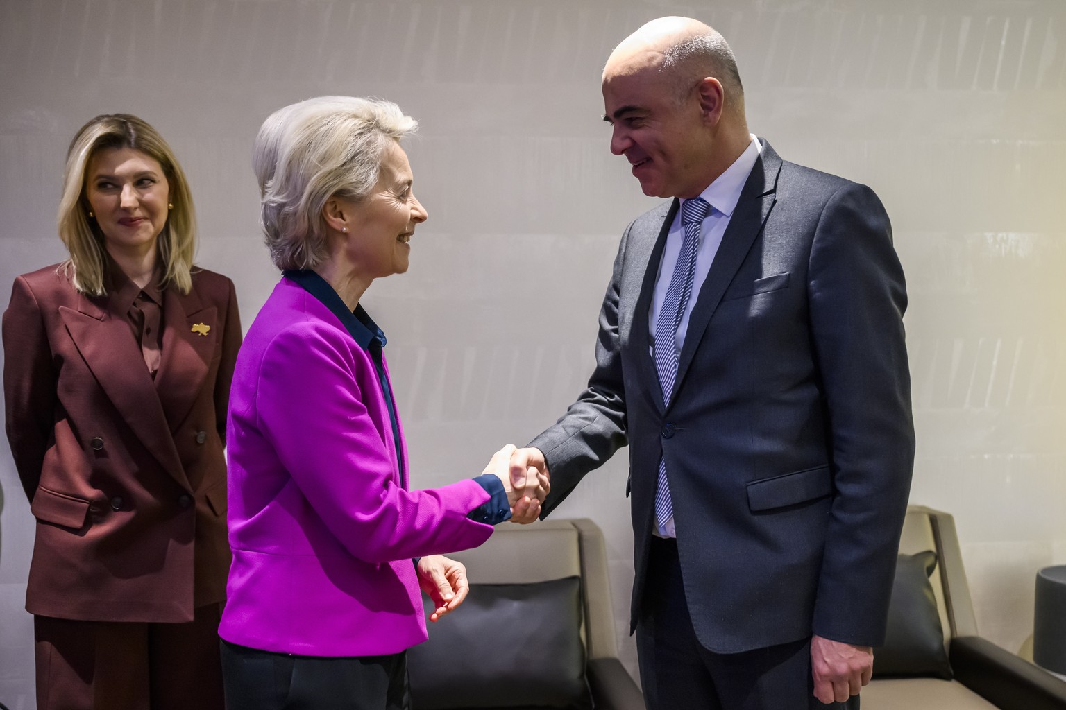 epa10410488 Ursula von der Leyen, center, President of the European Commission speaks with Alain Berset, right, President of the Switzerland next to Olena Zelenska, First Lady of Ukraine, left, during ...