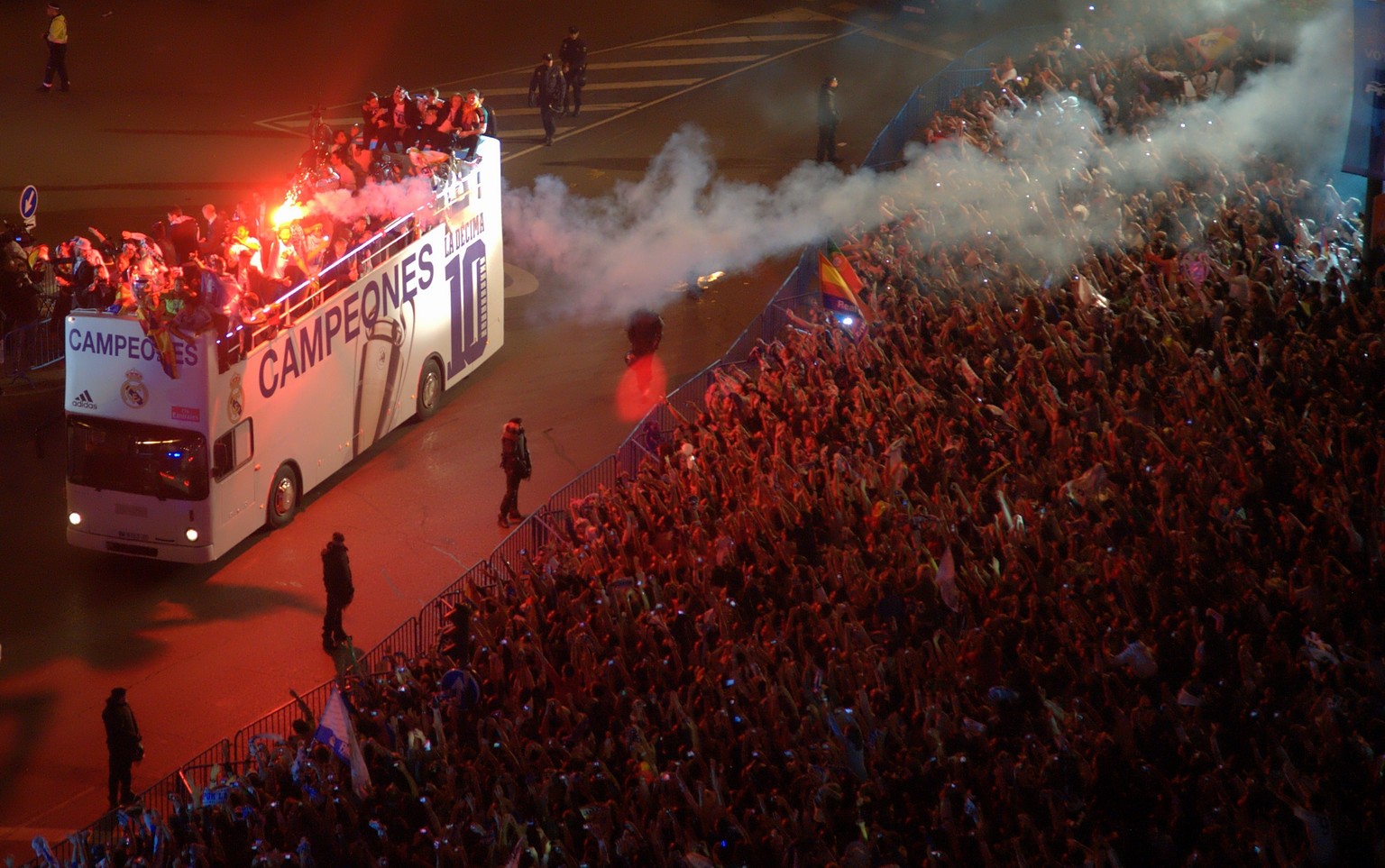 Die Real-Helden kommen auf der Plaza de Cibeles an.