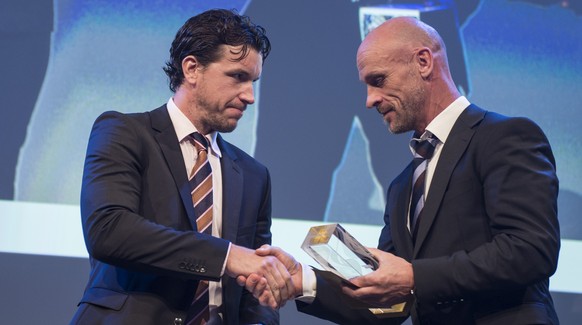 Goalie-Legende Renato Tosio überreicht Lausannes Cristobal Huet seine Auszeichnung.