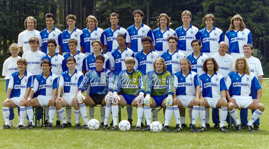 Die Mannschaft des Grasshopper Club Zuerich, aufgenommen im Juli 1992. Oberste Reihe von links nach rechts: Assistent Sven Gruetter, Murat Yakin, Mario Cantaluppi, Heinz Hermann, Thomas Bickel, Ramon  ...