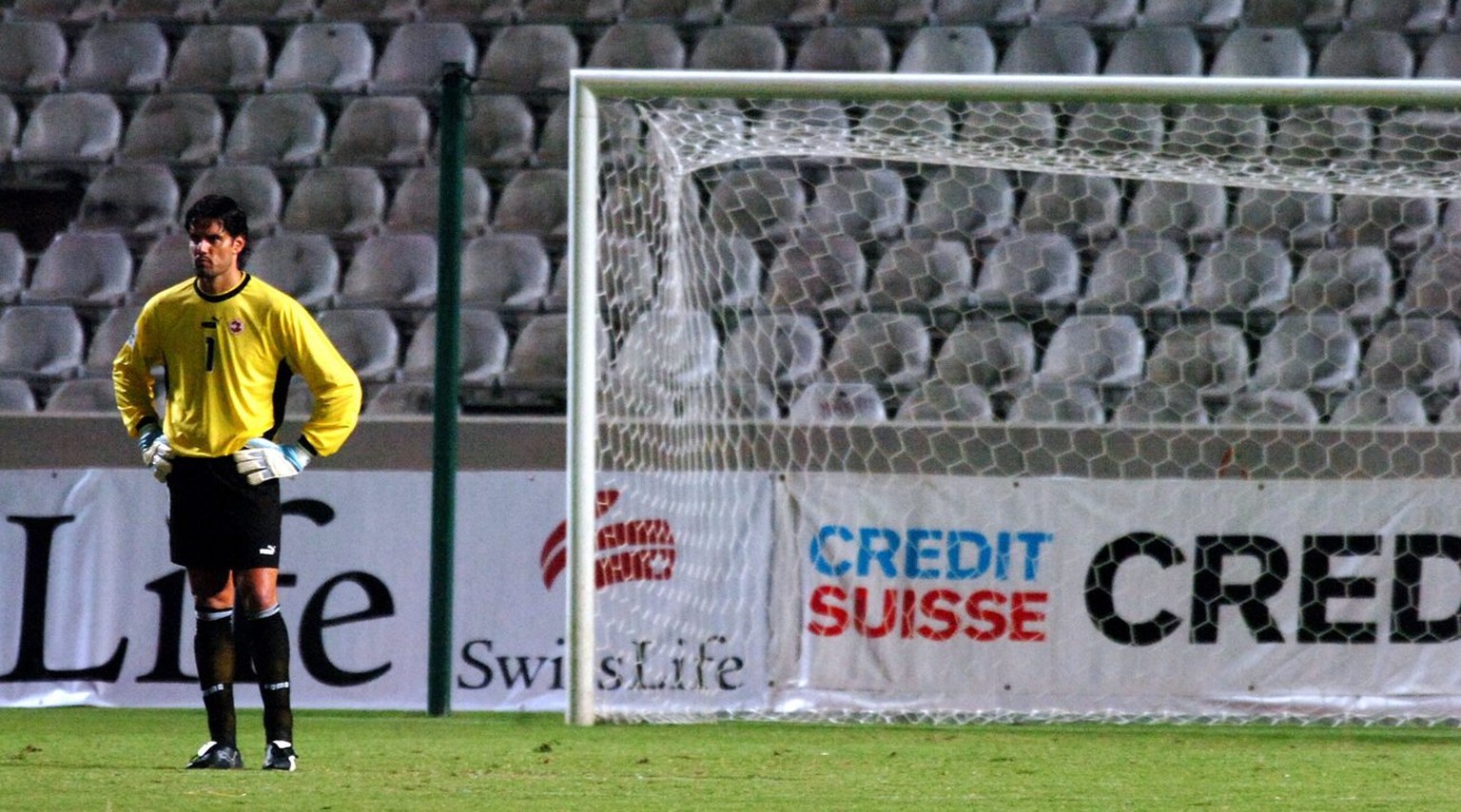 Torhueter Pascal Zuberbuehler versteht nach seinem Flop die Welt nicht mehr, beim Fussball WM Qualifikationsspiel Zypern - Schweiz in Nikosia, am MIttwoch, 7. September 2005. (KEYSTONE/Walter Bieri)