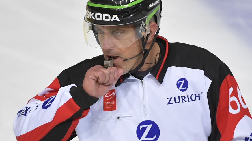 Schiedsrichter Danny Kurmann waehrend dem Eishockey-Meisterschaftsspiel der National League A zwischen dem SC Bern und dem EV Zug, am Dienstag, 21. Februar 2017, in Bern. (KEYSTONE/Lukas Lehmann)