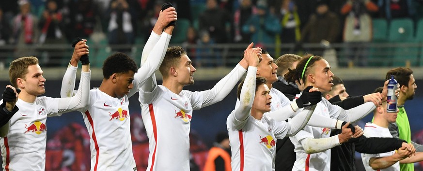 epa05679874 The RB Leipzig team celebrates with the fans after the German Bundesliga football match between RB Leipzig and Hertha BSC at the Red Bull Arena in Leipzig, Germany, 17 December 2016. 

( ...