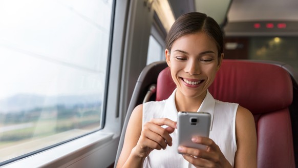 Ob wie hier im Zug, auf der Toilette oder während der Mittagspause: Mit Sprachapps kann man heutzutage überall Vokabeln pauken. (Symbolbild) © Thinkstock