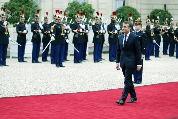 epa05963030 New French President Emmanuel Macron (C) arrives for a handover ceremony by outgoing French President Francois Hollande (unseen) at the Elysee Palace, in Paris, France, 14 May 2017. EPA/IA ...