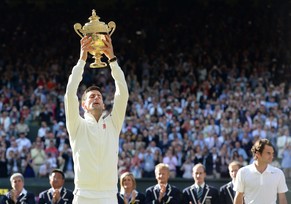 2014 durfte in Wimbledon Novak Djokovic nach seinem Finalsieg gegen Roger Federer die Trophäe in die Höhe stemmen.