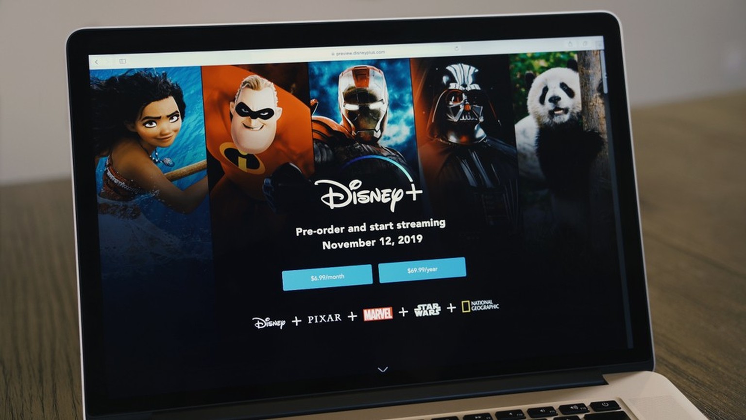 Nachrichten Linkding Grand Prairie, TX/USA Nov 2019: MacBook displaying the Disney Plus pre-order webpage for new subscribers