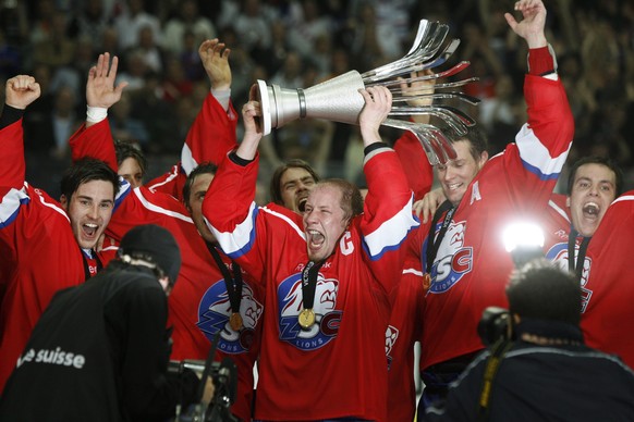 ZSC Lions Captain Mathias Seger, center, and his teammates celebrate with the Victoria Cup trophy after defeating the NHL team Chicago Blackhawks 2-1 in their Victoria Cup game at the Hallenstadion in ...