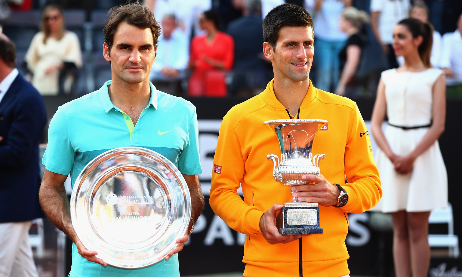 Nur einer kann der Beste sein: Djokovic strahlt mit dem Siegerpokal, Federer macht gute Miene zum bösen Spiel.
