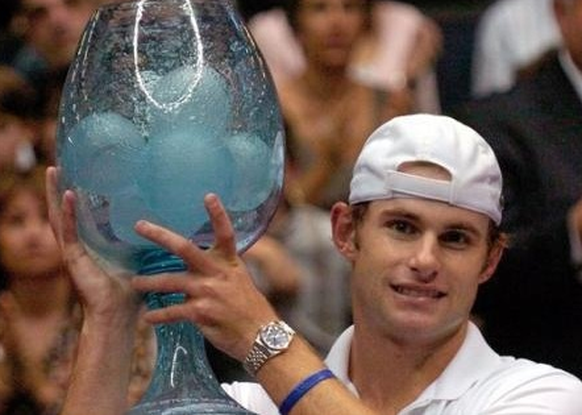 Andy Roddick schaut zu Beginn der Karriere tief ins Glas. Stilvoll mit Eiswürfeln. Pokal: ATP-Turnier in Lyon.