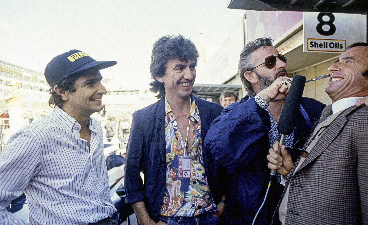 1985, Brands Hatch, British Grand Prix: Nelson Piquet, sowie die Beatles George Harrison und Ringo Starr «reparieren» die Nase von Jackie Stewart (v.l.).