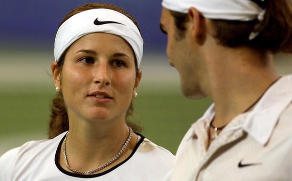 Switzerland&#039;s Miroslava Vavrinec (L) talks to boyfriend and compatriot Roger Federer (R) during their doubles match against the Australian pair of Alicia Molik and Lleyton Hewitt in the Hopman Cu ...