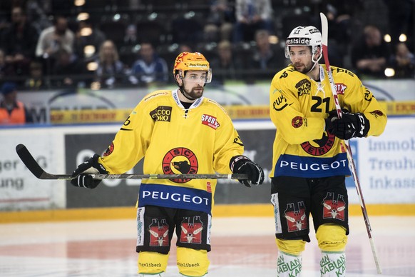 Berns Mark Arcobello, links, blickt enttaeuscht neben Simon Moser, rechts, im vierten Eishockey Playoff-Finalspiel der National League A zwischen dem EV Zug und dem SC Bern, am Donnerstag, 13. April 2 ...