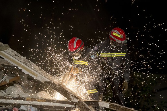 Die Rettungskräfte suchen noch nach zwei Vermissten.