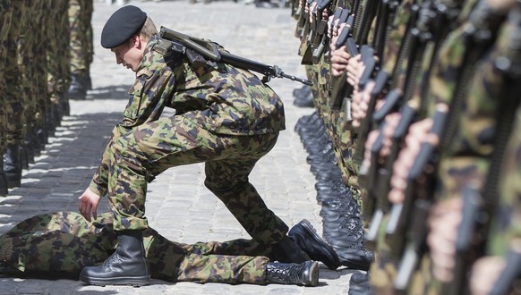 Für diesen Soldaten war alles ein bisschen zu viel.