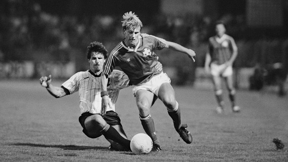 Der Schweizer Stuermer Andy Halter im Zweikampf um den Ball mit einem oesterreichischen Spieler im Laenderspiel Oesterreich-Schweiz, am 4. April 1986 im Tivoli-Stadion in Innsbruck, Oesterreich. Das S ...