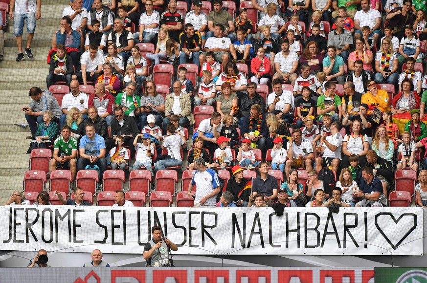 Beim Länderspiel der Deutschen zeigten einige Fans Flagge.