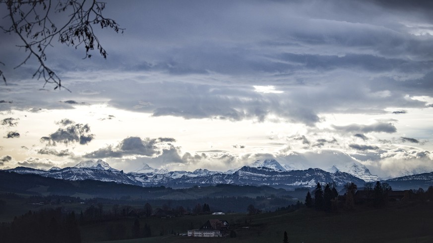 Foehnstimmung ueber den Berner Alpen, Eiger, Moench, Jungfrau, (Mitte), am Mittwoch, 23. November 2016 bei Affoltern im Emmental. (KEYSTONE/Marcel Bieri)