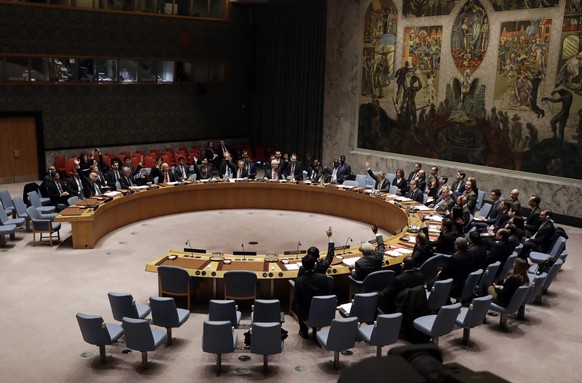 epa05693129 United Nations Security Council Members vote on a ceasefire in Syria at UN headquarters in New York, New York, USA, 31 December 2016. The UN endorsed the ceasefire agreement in Syria submi ...