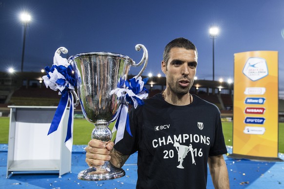 21.05.2016; Lausanne; Fussball Challenge League - FC Lausanne-Sport - FC Winterthur;
Trainer Fabio Celestini (Lausanne) mit dem Pokal
 (Urs Lindt/freshfocus)