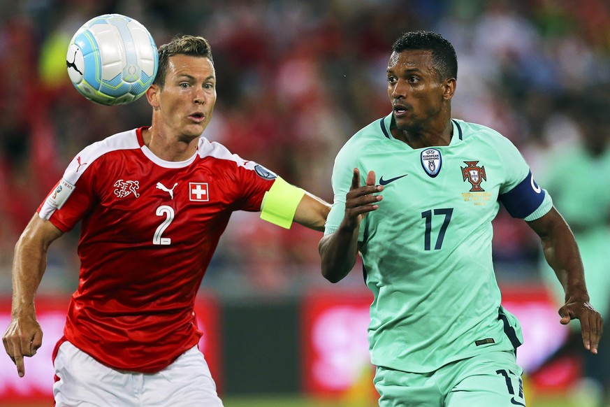 epa05527609 Portugal&#039;s Nani (R) in action against Swiss defender Stephan Lichtsteiner (L) during the FIFA World Cup 2018 group B qualifying soccer match between Switzerland and Portugal at the St ...