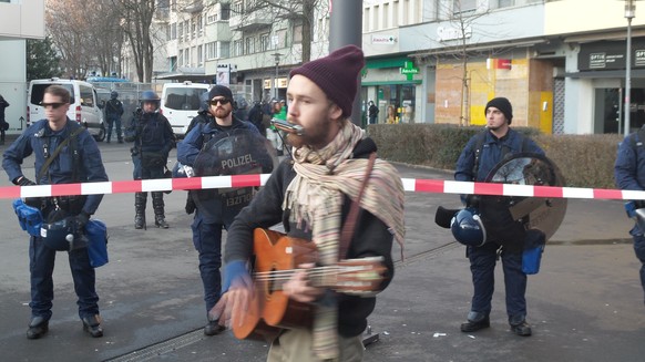 User-Input:&nbsp;«Ein Sympathisant der Demonstranten spielt den Polizisten ein Ständchen.»