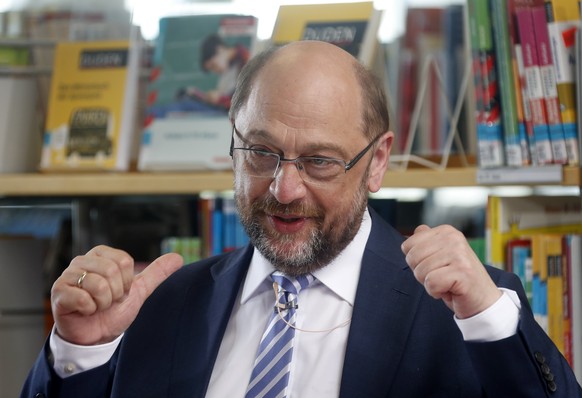 epa05972284 The leader of the German Social Democratic Party (SPD) and candidate for Chancellor, Martin Schulz, addresses the audience during his visit to the Helene-Nathan-Library, in Berlin, Germany ...