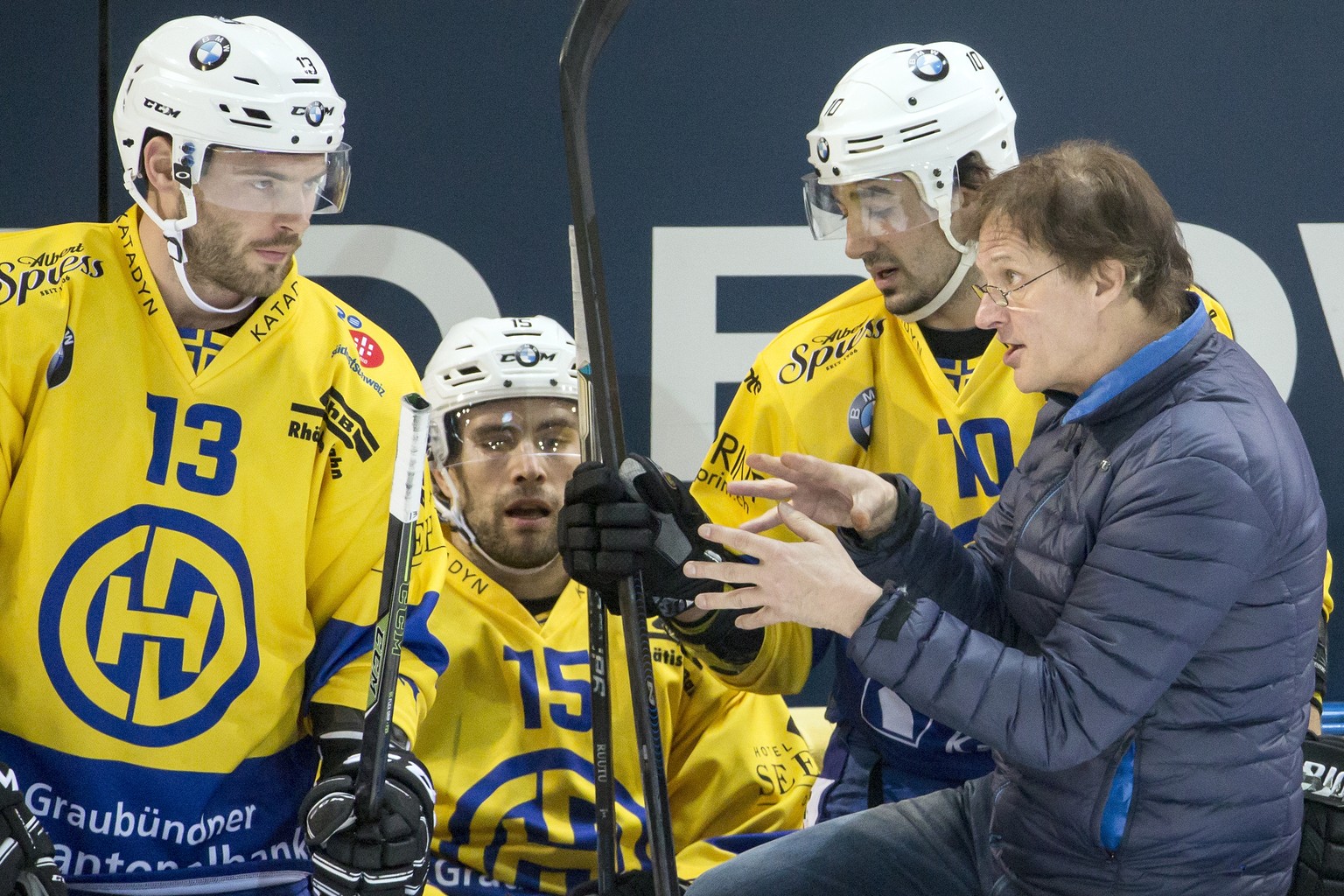 Die Davoser Spieler Robert Kousal, Tuomo Ruutu, Andres Ambuehl und Cheftrainer Arno Del Curto, von links, waehrend dem Eishockey-Meisterschaftsspiel der National League A zwischen dem EV Zug und dem H ...